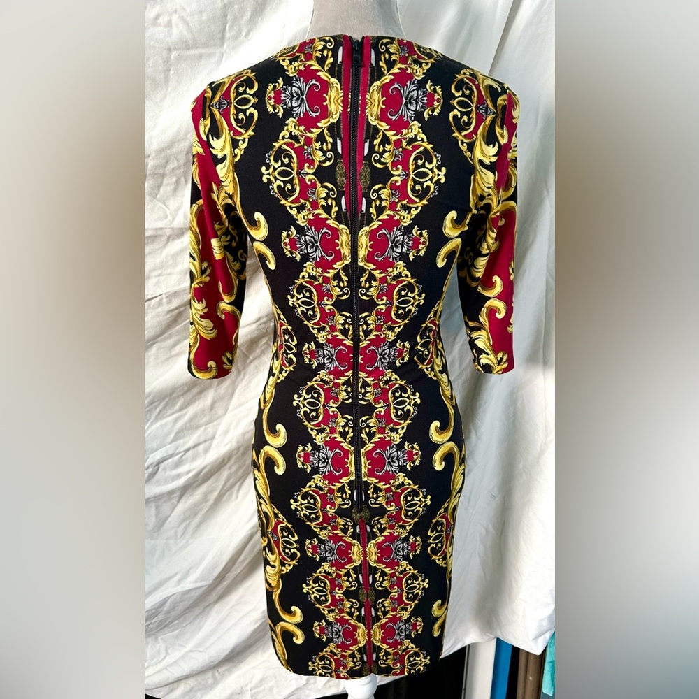 Alice + Olivia Black, Red Delora Crew Neck Regal Romance Print Dress, Size 6 - Picture 6 of 10